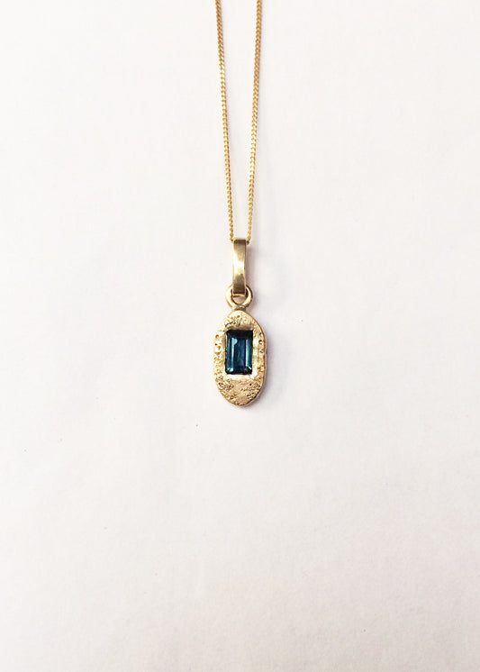 Fairmined gold pendant with indicolite / ALMENDRA AZUL