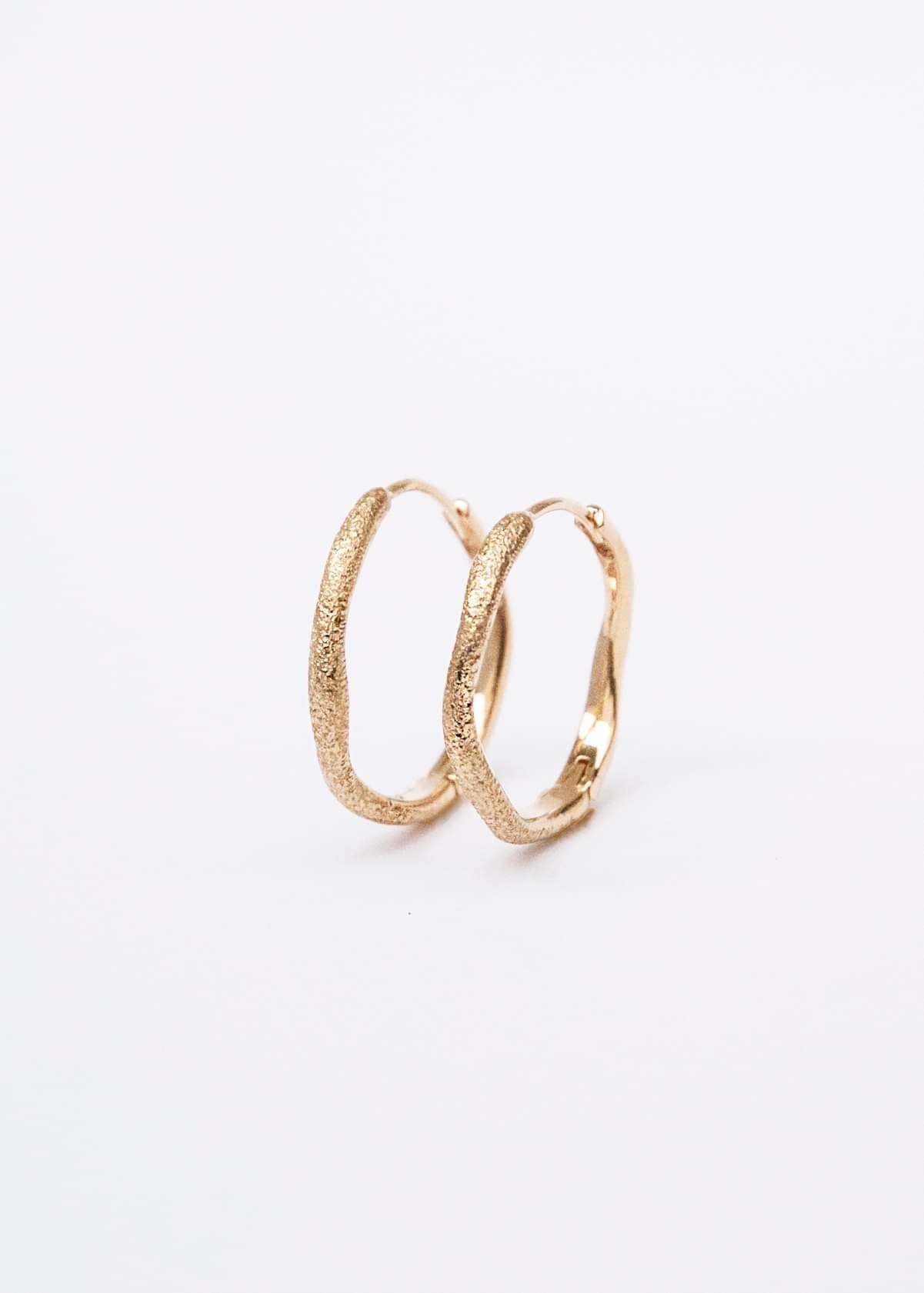 Fairmined gold earrings / SUNNY HOOP