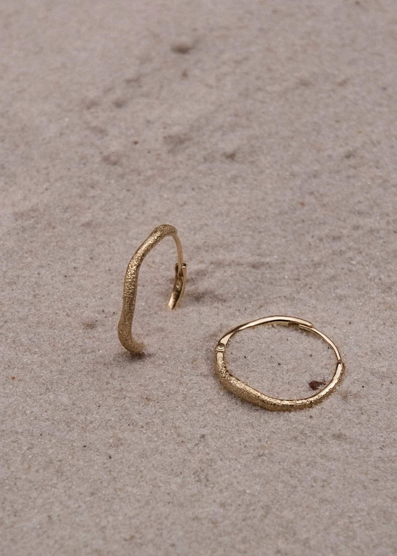 Fairmined gold earrings / SUNNY HOOP
