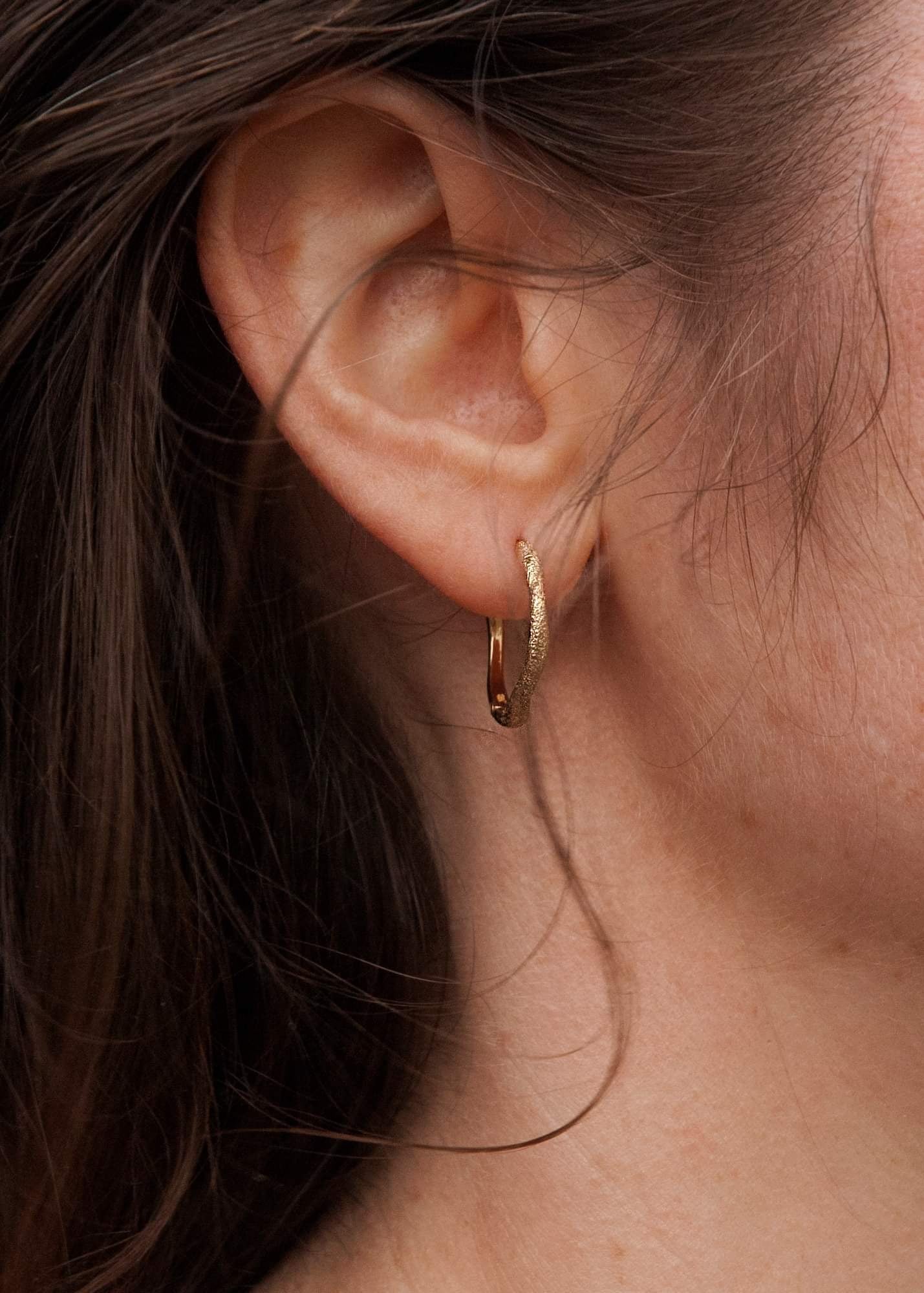 Fairmined gold earrings / SUNNY HOOP