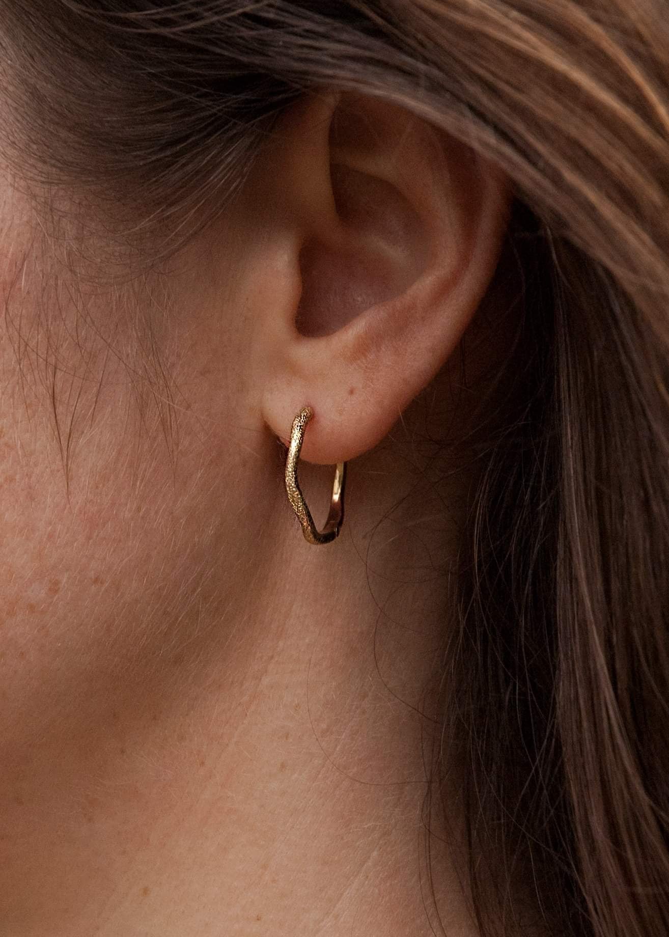 Fairmined gold earrings / SUNNY HOOP