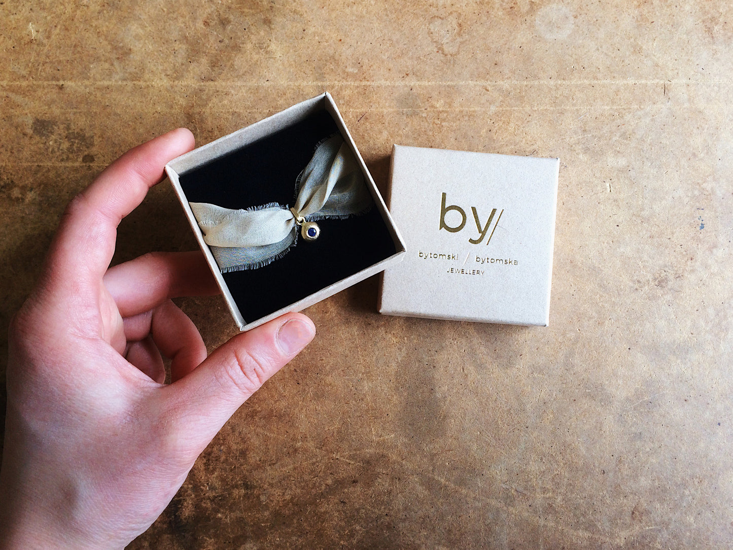 Fairmined gold pendant / COSMIC BERRIES