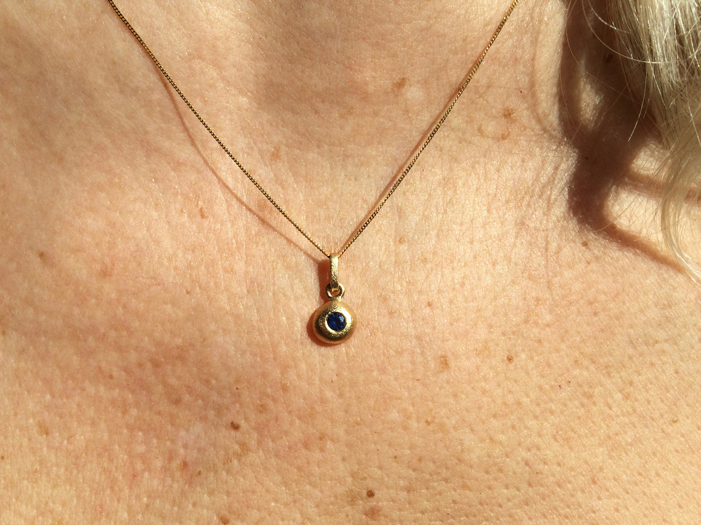 Fairmined gold pendant / COSMIC BERRIES