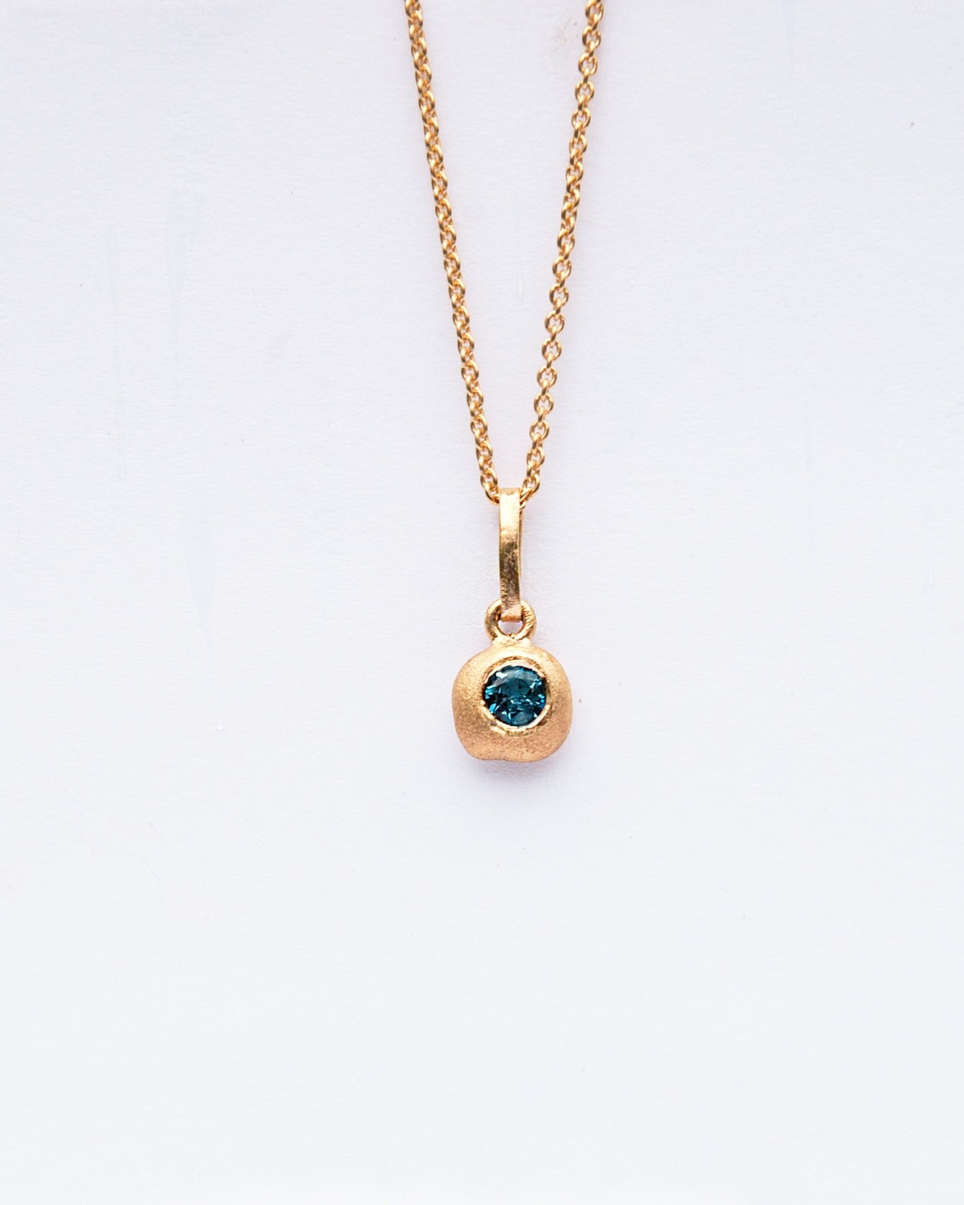 Fairmined gold pendant / COSMIC BERRIES