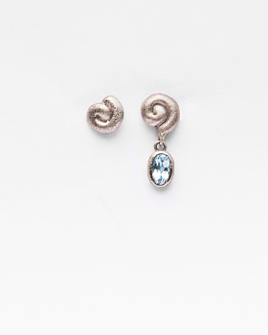 Fairmined gold SINGLE earrings / AQUA SNAIL