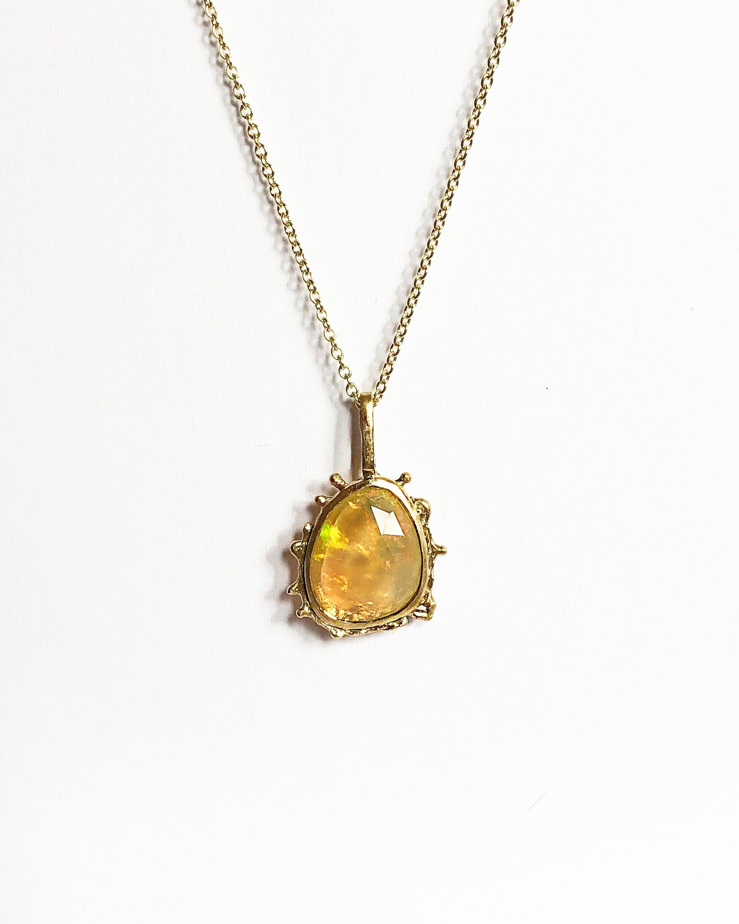Fairmined gold pendant with opal / RAY
