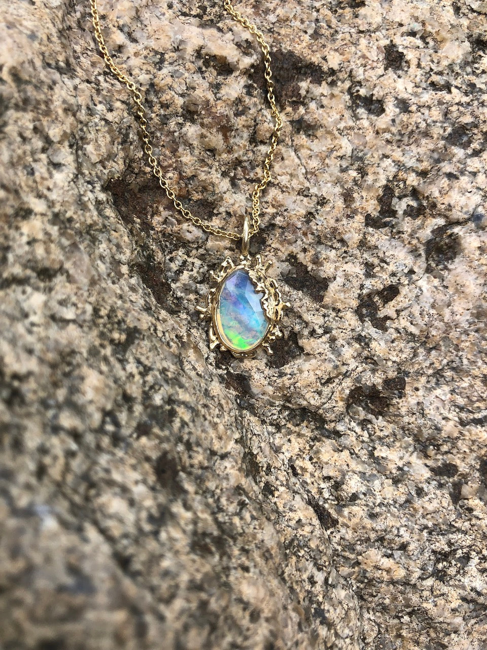 Fairmined gold pendant with opal / SUNBEAM