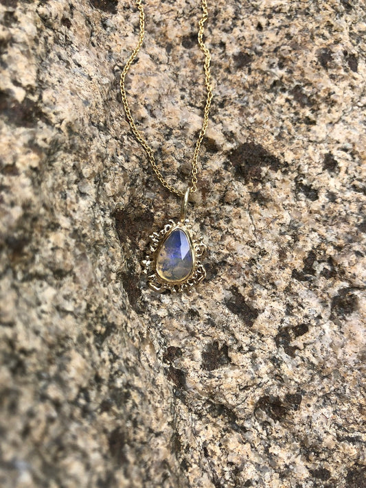 Fairmined gold pendant with opal / ULTRA VIOLET