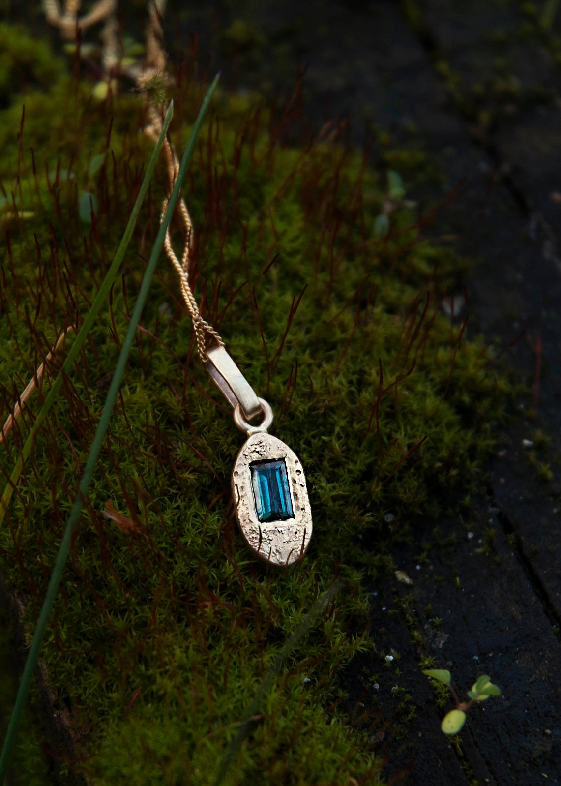 Fairmined gold pendant with indicolite / ALMENDRA AZUL